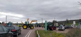 Tractores impidiendo el paso en el cruce de Olivenza.
