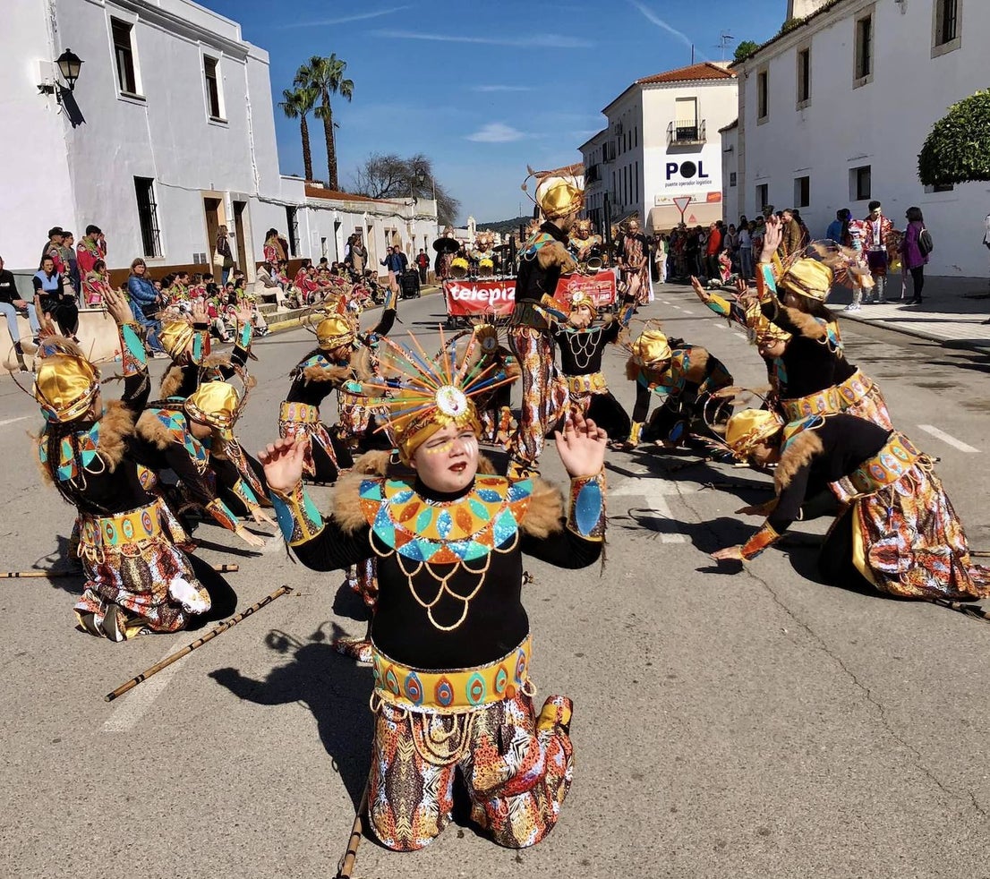 Los carnavaleros inundaron de color, ritmo y alegría las calles de Olivenza