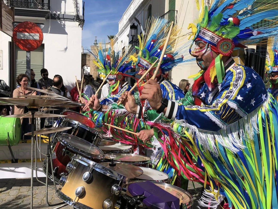 Los carnavaleros inundaron de color, ritmo y alegría las calles de Olivenza