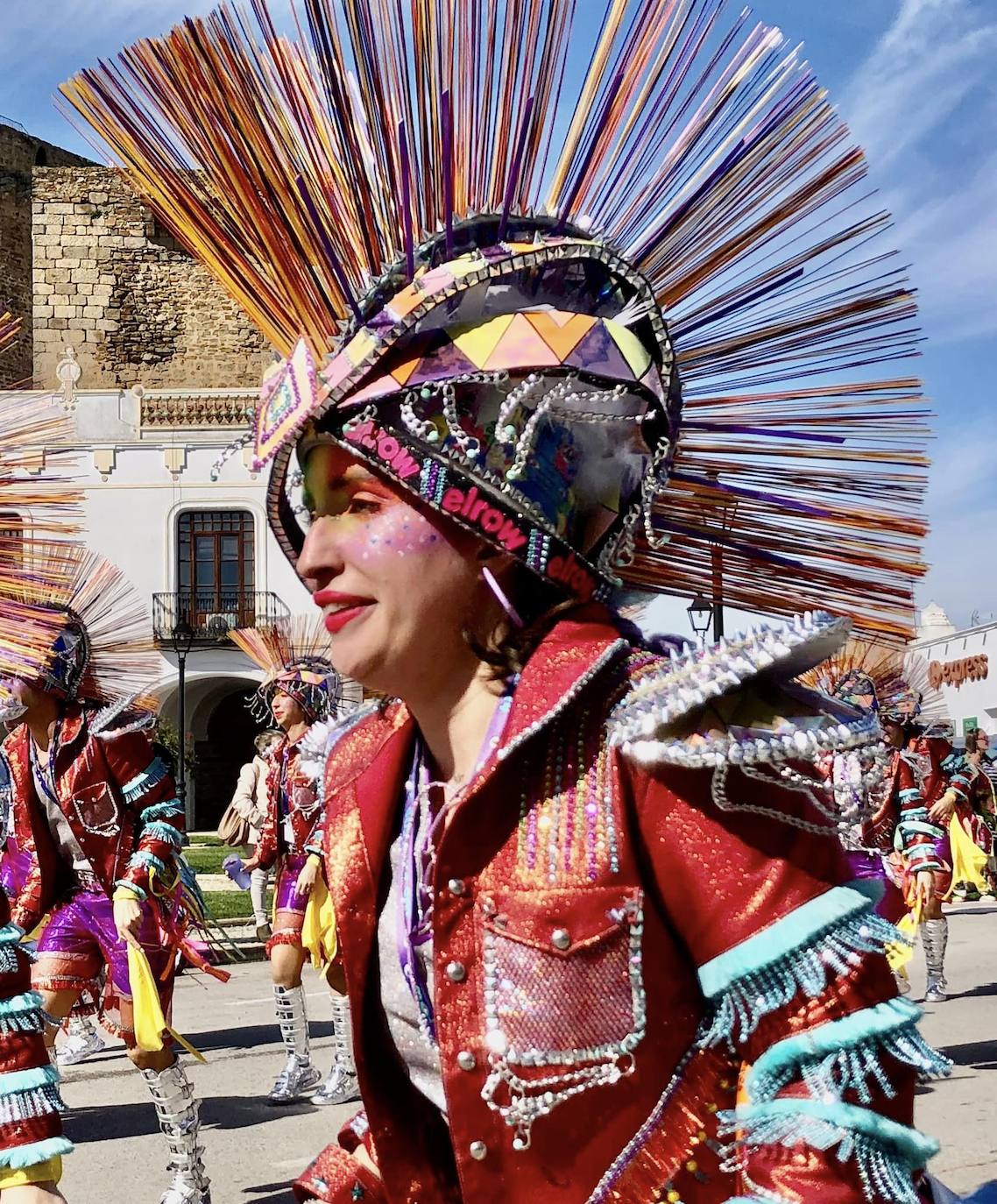 Los carnavaleros inundaron de color, ritmo y alegría las calles de Olivenza