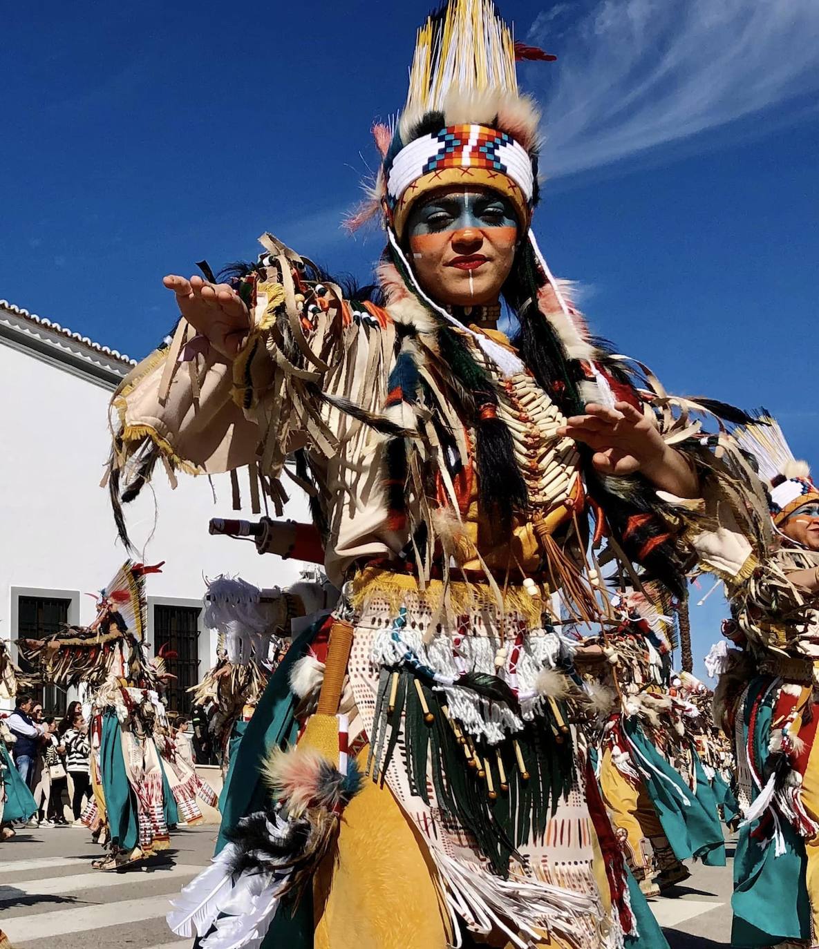 Los carnavaleros inundaron de color, ritmo y alegría las calles de Olivenza