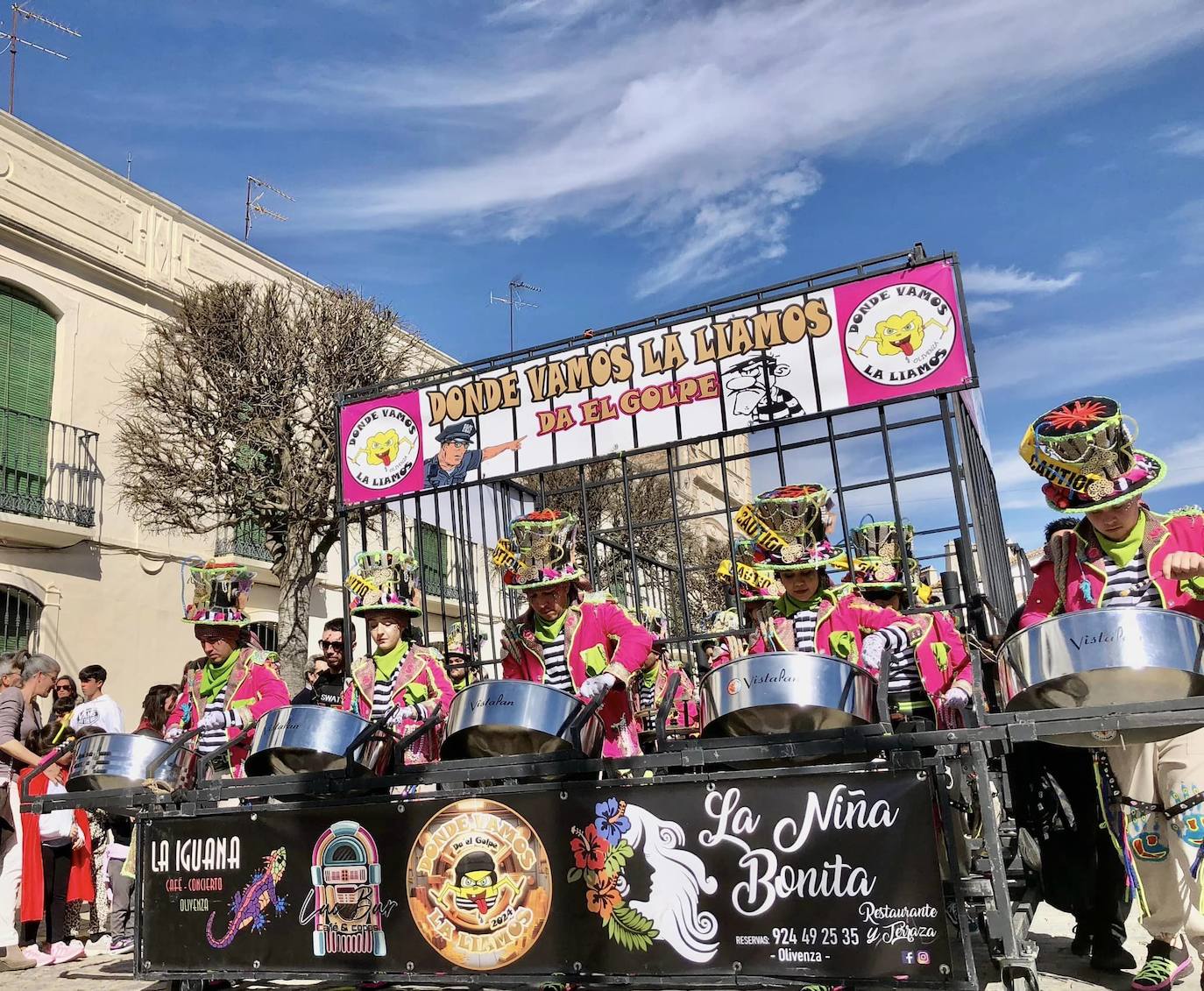Los carnavaleros inundaron de color, ritmo y alegría las calles de Olivenza