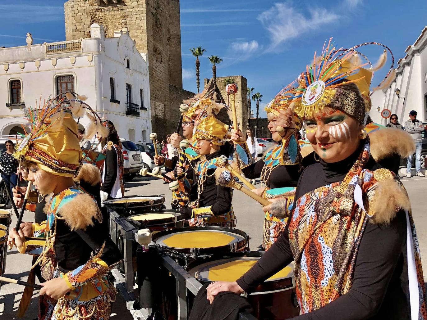 Los carnavaleros inundaron de color, ritmo y alegría las calles de Olivenza