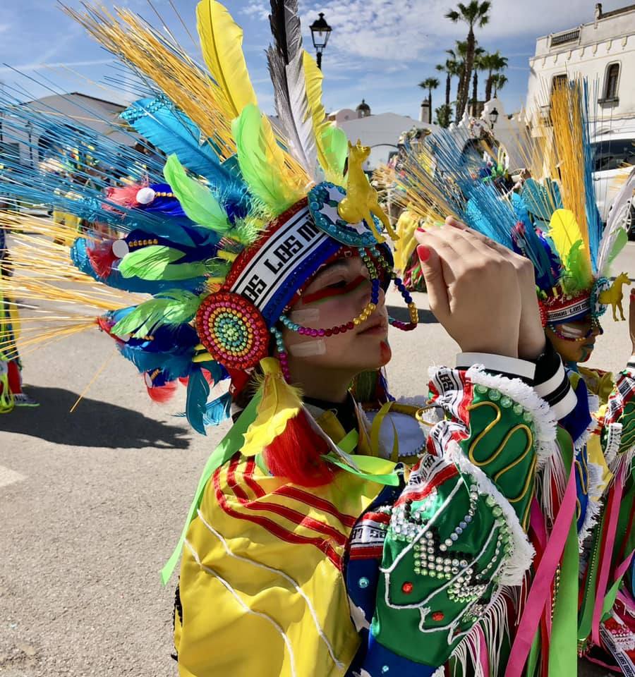 Los carnavaleros inundaron de color, ritmo y alegría las calles de Olivenza