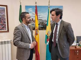 González y Ortega departieron amistosamente en la Alcaldía.