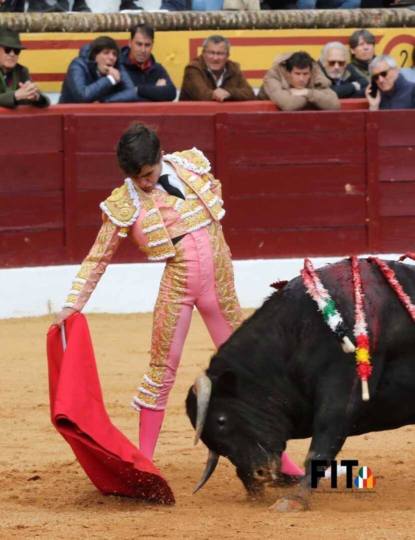 Olivenza volvió a vibrar con los toros a pesar de la lluvia inicial