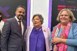 El alcalde Olivenza junto a Cristina Almeida.