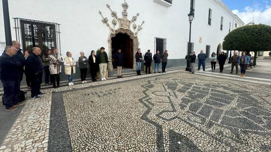Autoridades y vecinos secundan el minuto de silencio por el 20º aniversario de los atentados del 11 M
