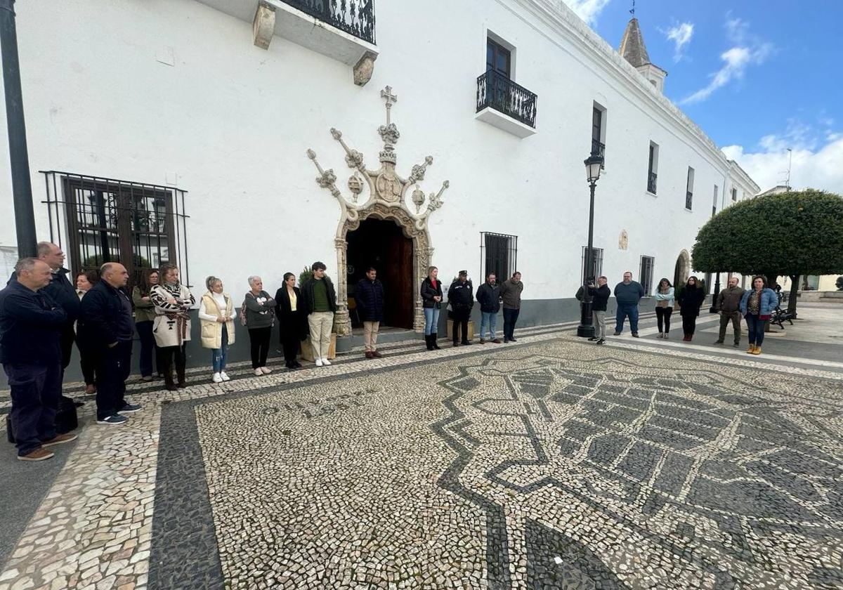 Autoridades y vecinos secundan el minuto de silencio por el 20º aniversario de los atentados del 11 M