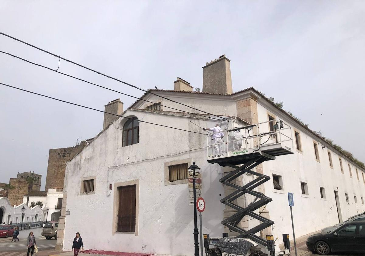 Comienza la campaña de pintura en edificios públicos de Olivenza y pedanías