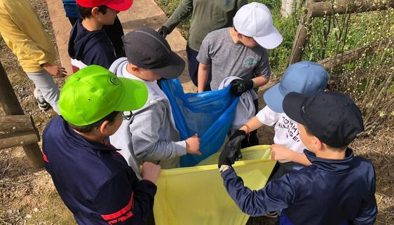 Un grupo de escolares retiran 24 kg de basuraleza en las inmediaciones de la charca de Ramapallas