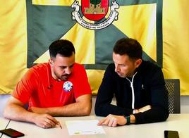 El empresario y el concejal en la firma del convenio.