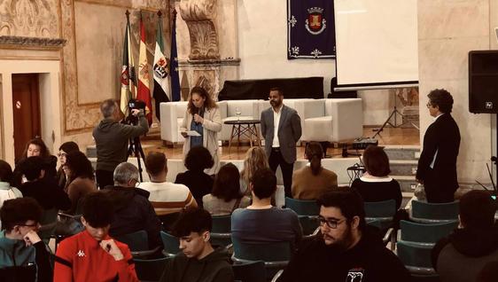 Estudiantes de Olivenza conocen el mundo laboral europeo de la mano de Aderco