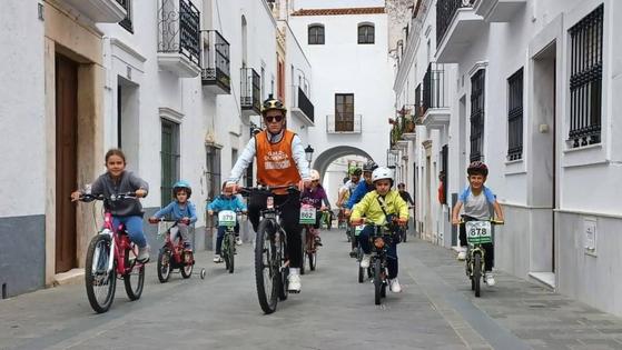Un nutrido grupo de ciclistas recorrieron el casco antiguo en el Día de la Bicicleta