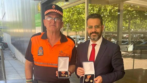 La Agrupación de Protección Civil y su voluntario Manuel Rodríguez condecorados con sendas medallas