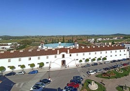 El esplendido edificio luce blanco en todo su exterior.