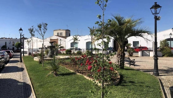 El Servicio de Jardinería municipal aborda las labores de adecentamiento de las zonas verdes