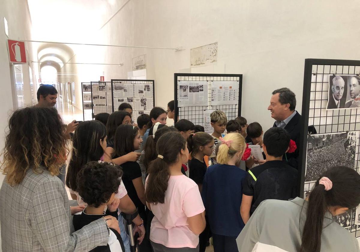 Los estudiantes han visitado por grupos la exposición.