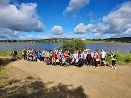 Participantes en una de las rutas de este programa.