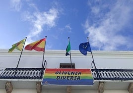 El balcón del Ayuntamiento lució la bandera arcoriris.