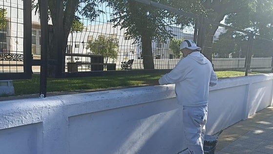 Prosiguen las labores de pintura y limpieza de edificios públicos de Olivenza y pedanías