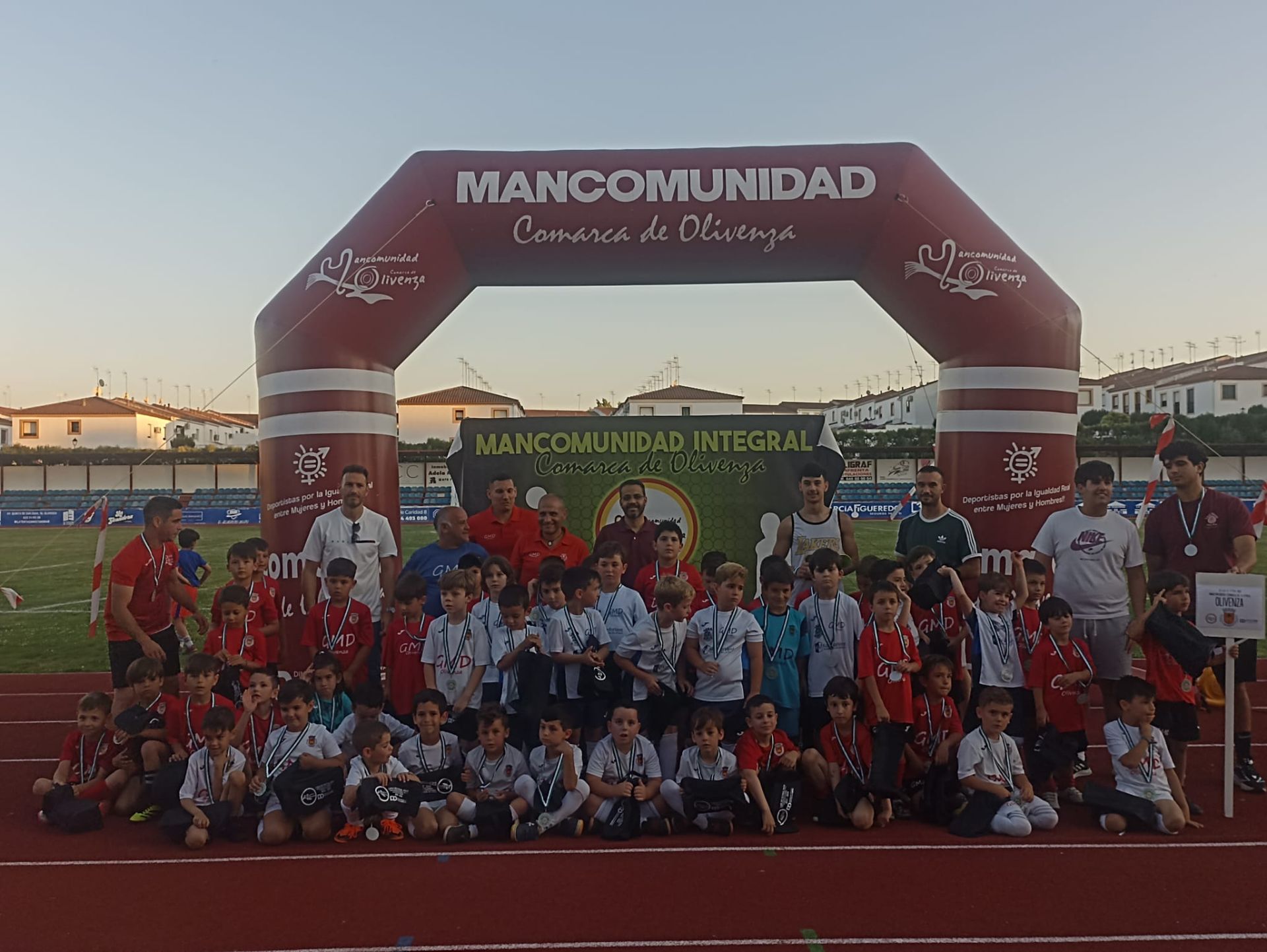 La clausura de la VII Liga de Fútbol reunió a casi 400 deportistas de la Comarca