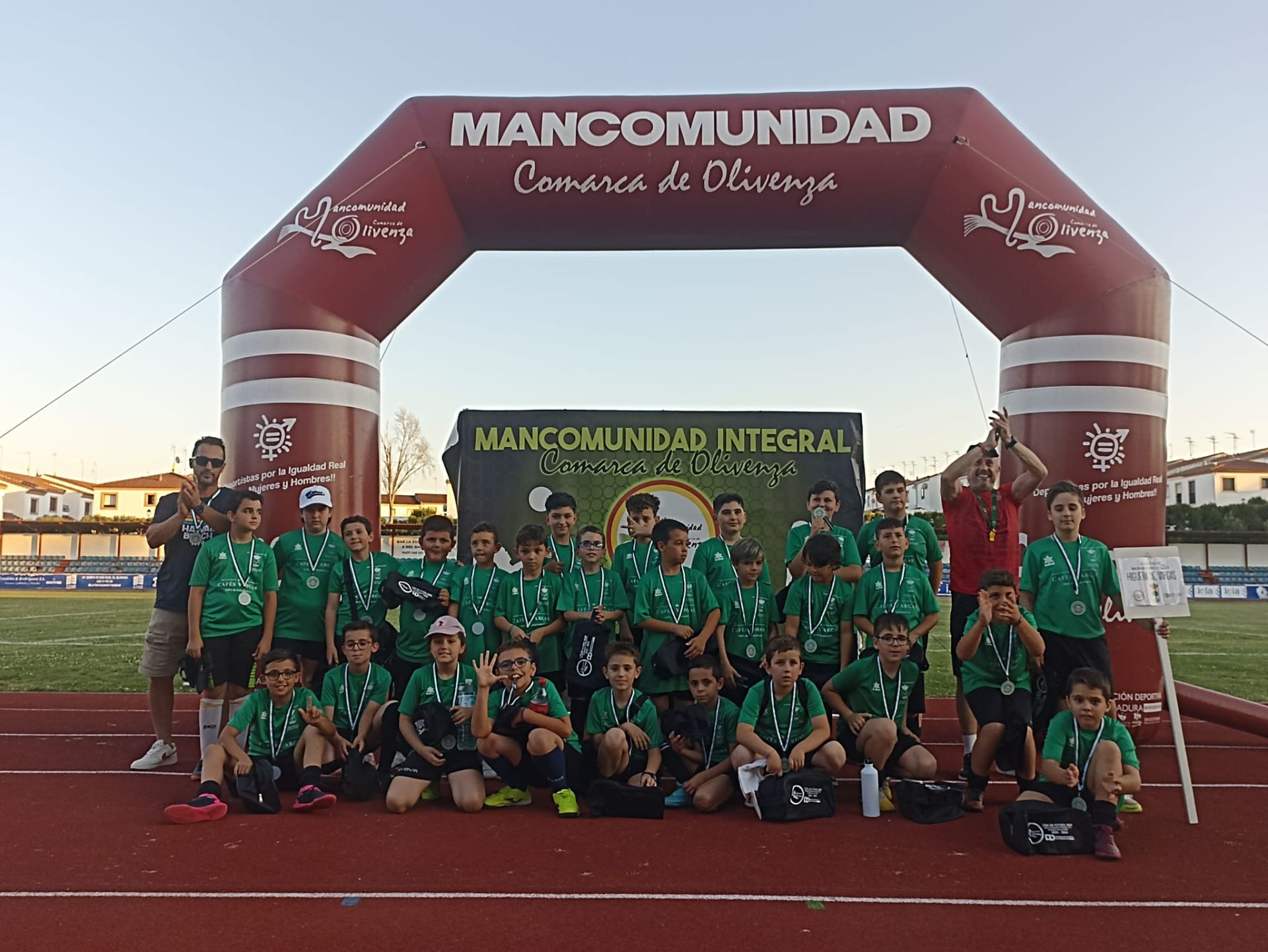 La clausura de la VII Liga de Fútbol reunió a casi 400 deportistas de la Comarca