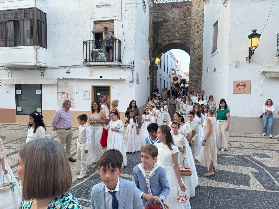 76 niños y niñas de Primera Comunión procesionaron en el Corpus Christi