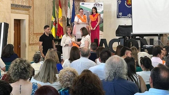 Los alumnos de FPB del IES Puente Ajuda y los de Infantil del CEIP se han graduado