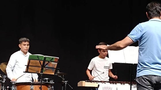 Los alumnos de la Escuela Municipal de Música muestran sus avances en la clausura