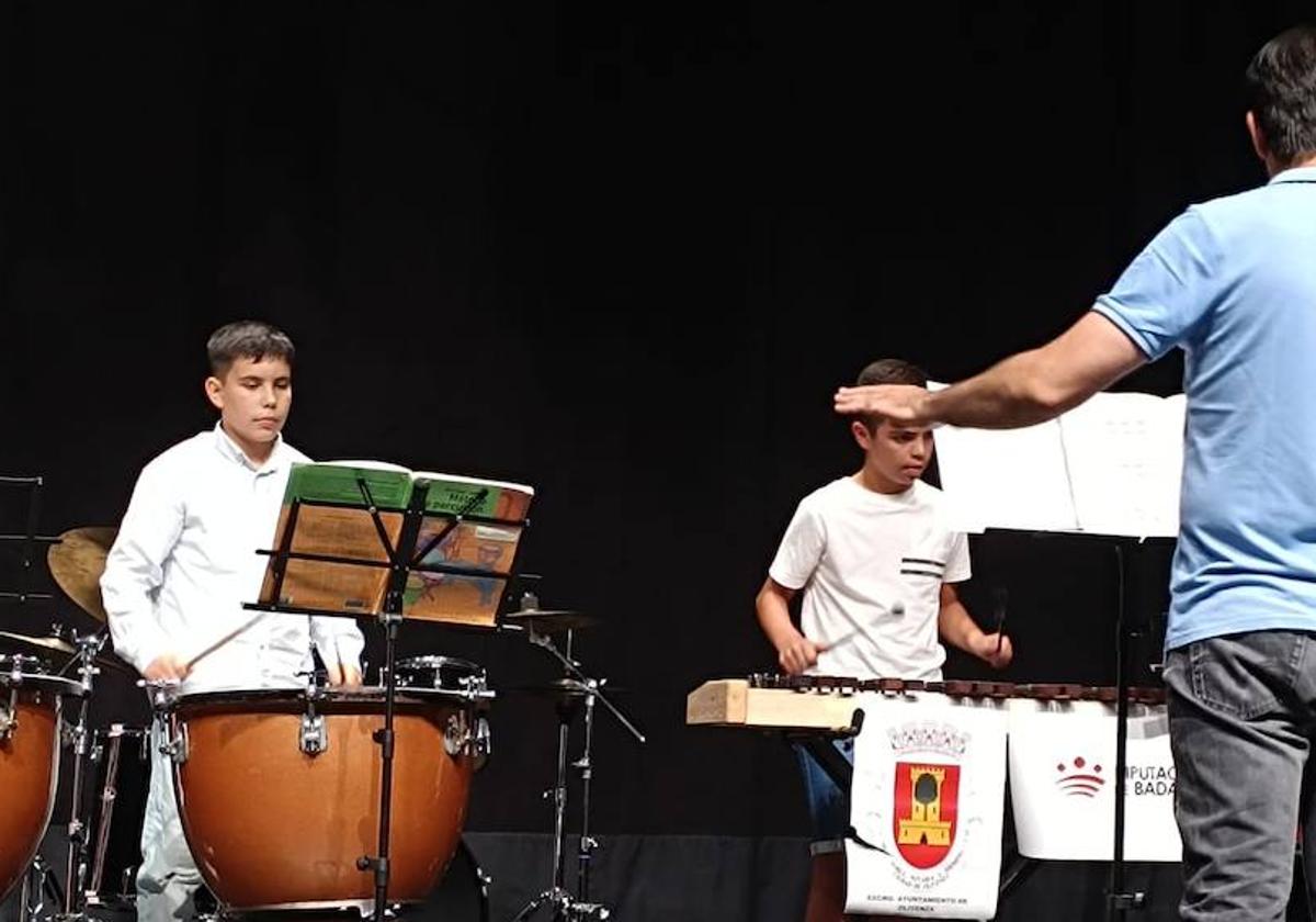 Los alumnos de la Escuela Municipal de Música muestran sus avances en la clausura
