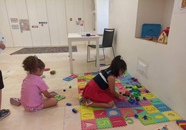 Niñas jugando en actividades de verano, imagen de archivo.