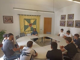 Los autores del proyecto y su profesora en el Consistorio.