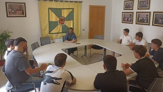 Alumnos del IES Puente Ajuda presentan al Ayuntamiento su proyecto 'Charca Ramapallas'