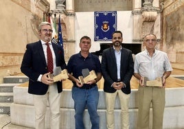 Tres de los homenajeados junto al alcalde.