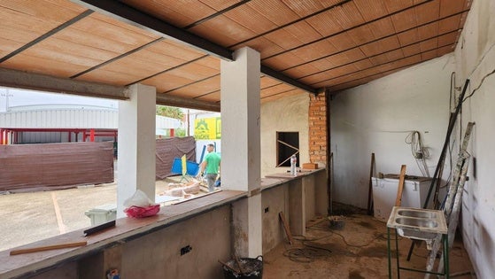 Se está ampliando la barra del bar del campo de césped artificial