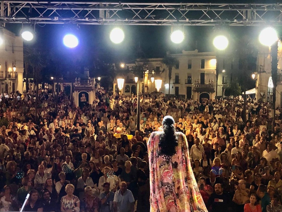 Los oliventinos mostraron su fervor por la Virgen de Guadalupe en el Día de Extremadura