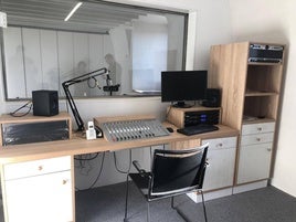 La emisora local cuenta con nuevos estudios.