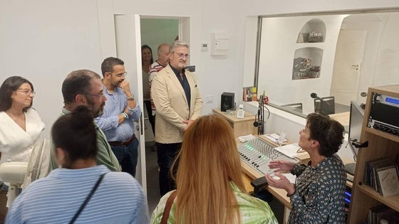 Numerosos vecinos asisten a la inauguración de los estudios de Radio Olivenza