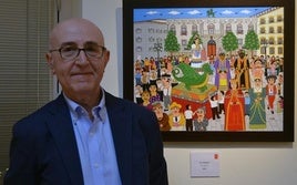 El pintor Manuel Gómez Arce delante de su obra.