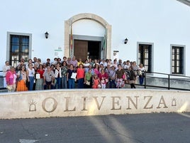 Los asistentes a la merienda posaron en la entrada del Centro.