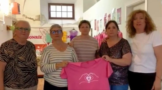 Ya están a la venta las camisetas de la marcha de 'Sonrie Olivenza' contra el cáncer