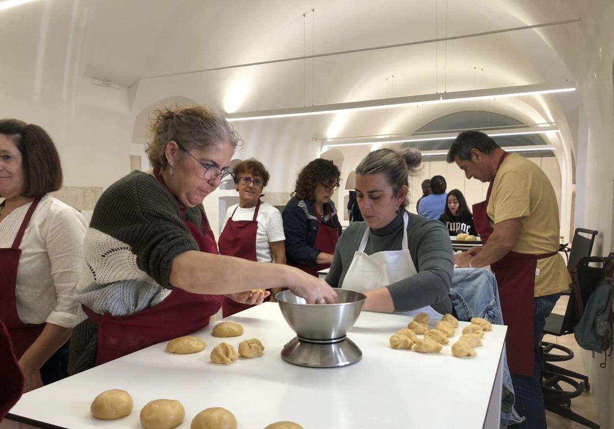 20 personas se forman en el curso de repostería típica y panadería