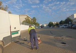 Un operario municipal realizando las labores de bacheo.