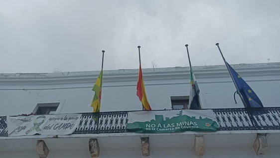 Las banderas lucen a media asta con crespones negros en señal de duelo por las víctimas de la DANA