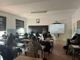 La Coordinadora del Programa Carmen Romero en una de las charlas.