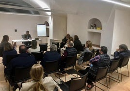 Algunos de los asistentes a la reunión entre el Ayuntamiento y los comerciantes.
