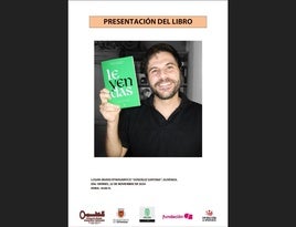 El autor posa junto a su obra.