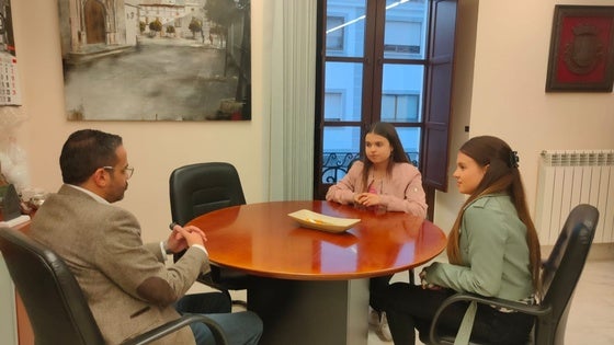 Las hermanas Rodríguez de la marca de ropa DUE han sido recibidas por el alcalde