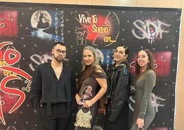 Algunos de los integrantes de la asociación en la recogida del premio.